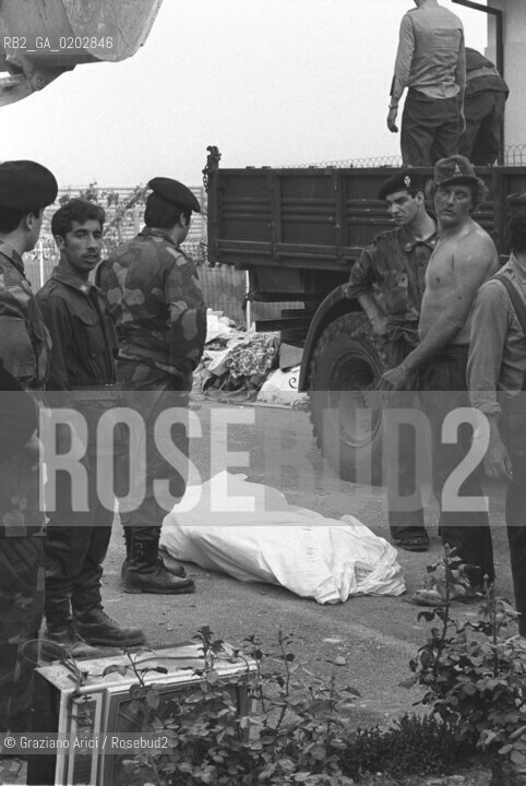 GEMONA 1976 SOLDATI DOPO IL TERREMOTO NEL FRIULI © ARCHIVIO Graziano Arici/Rosebud2  TERREMOTO FRIULI VENEZIA GIULIA CATASTROFI AMBIENTALI CASE DISTRUTTE ROVINE MACERIE