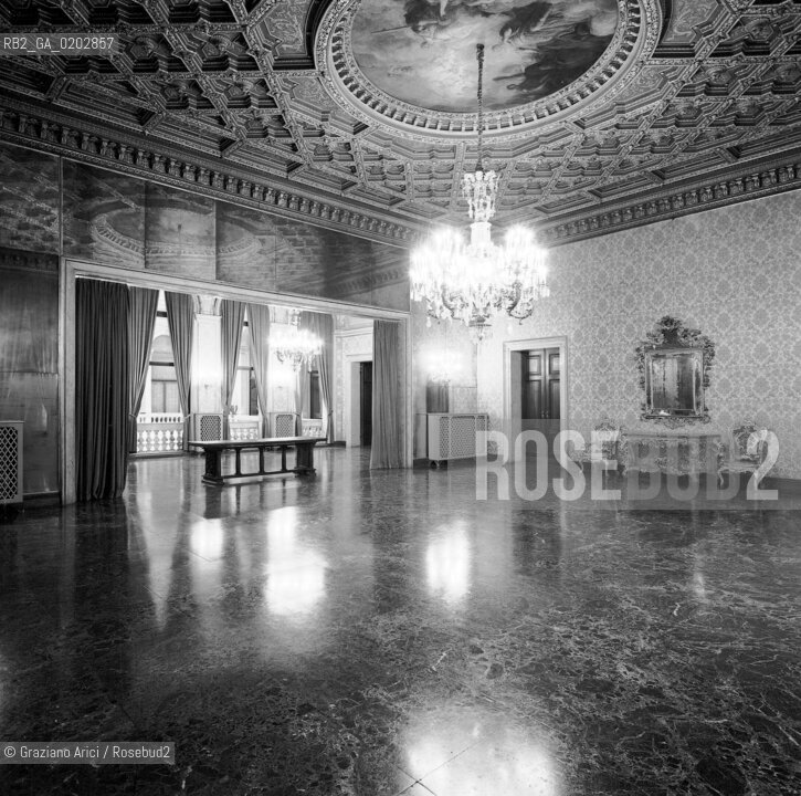 VENEZIA 1976 PALAZZO GRASSI INTERNI © ARCHIVIO Graziano Arici/Rosebud2  PALAZZO GRASSI INTERNI SALONE PARTICOLARI AFFRESCHI LAMPADARIO