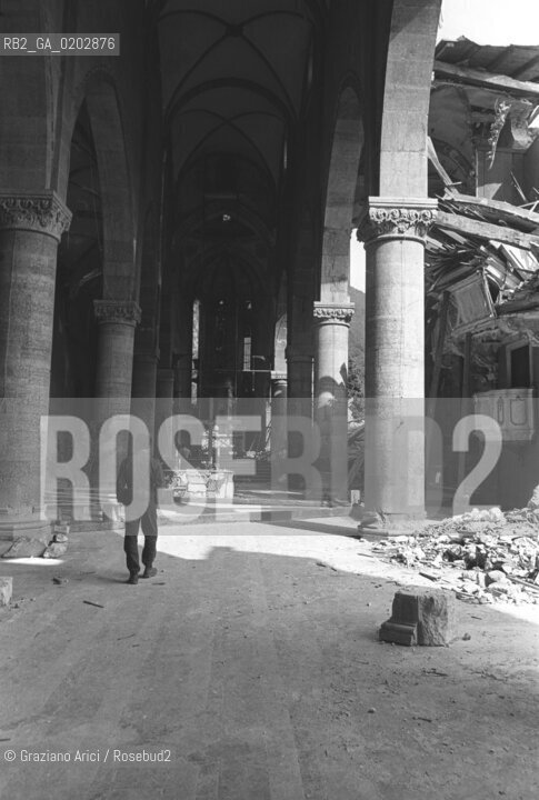 GEMONA 1976 CHIESA DISTRUTTA DOPO IL TERREMOTO NEL FRIULI © ARCHIVIO Graziano Arici/Rosebud2  TERREMOTO FRIULI VENEZIA GIULIA CATASTROFI AMBIENTALI CASE DISTRUTTE ROVINE MACERIE CHIESA COLONNE