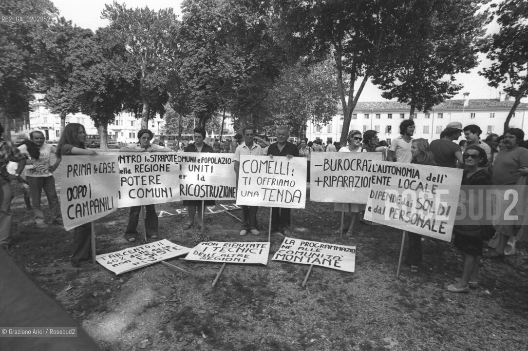 UDINE 1976 CARTELLONI A FAVORE DEI TERREMOTATI DEL FRIULI © ARCHIVIO Graziano Arici/Rosebud2  CARTELLONI SOLIDARIETAMANIFESTAZIONE SFOLLATI TENDOPOLI STRISCIONI UDINE TERREMOTO DEL FRIULI DIRITTI TERREMOTATI