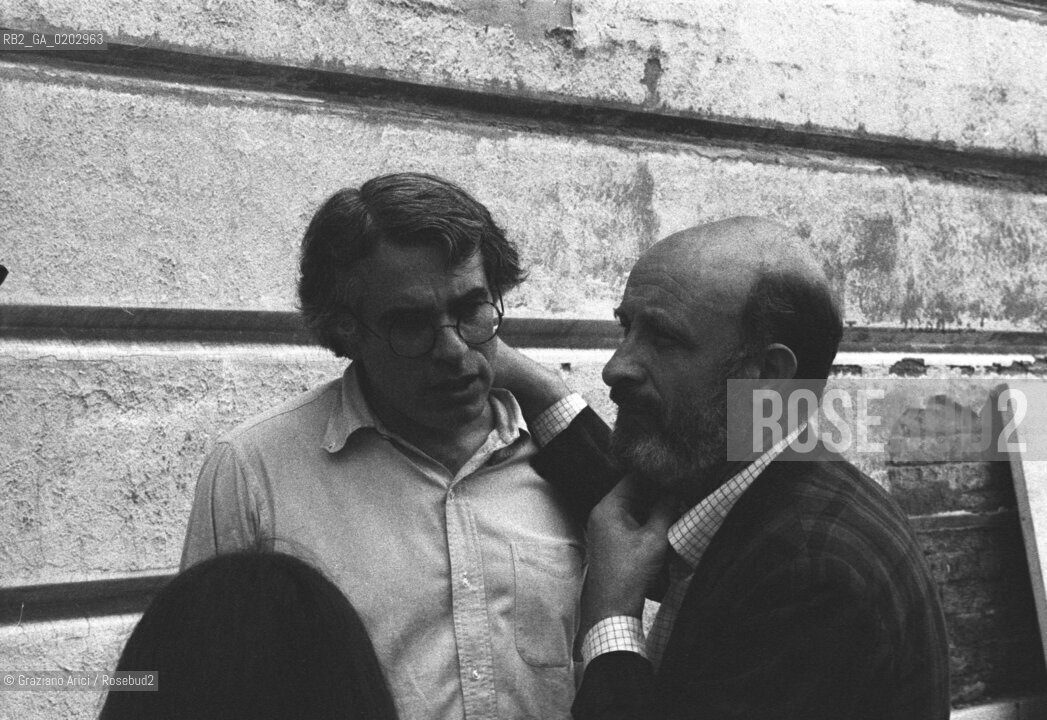 VENEZIA 1976 PRIMO PIANO VITTORIO GREGOTTI E PETER EISENMAN FUORI DEI MAGAZZINI DEL SALE ©ARCHIVIO Graziano Arici/Rosebud2 XXXVII BIENNALE ARCHITETTURA EUROPA AMERICA CENTRO STORICO SUBURBIO ARCHITETTO PETER EISENMAN DIRETTORE VITTORIO GREGOTTI MAGAZZINI DEL SALE ZATTERE