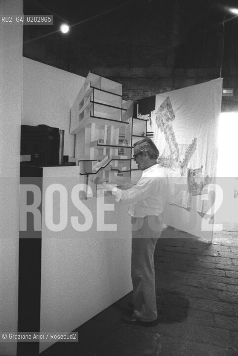 VENEZIA 1976 PRIMO CARLO AYMONINO AI MAGAZZINI DEL SALE ©ARCHIVIO Graziano Arici/Rosebud2 XXXVII BIENNALE ARCHITETTURA EUROPA AMERICA CENTRO STORICO SUBURBIO ARCHITETTO CARLO AYMONINO MAGAZZINI DEL SALE ZATTERE