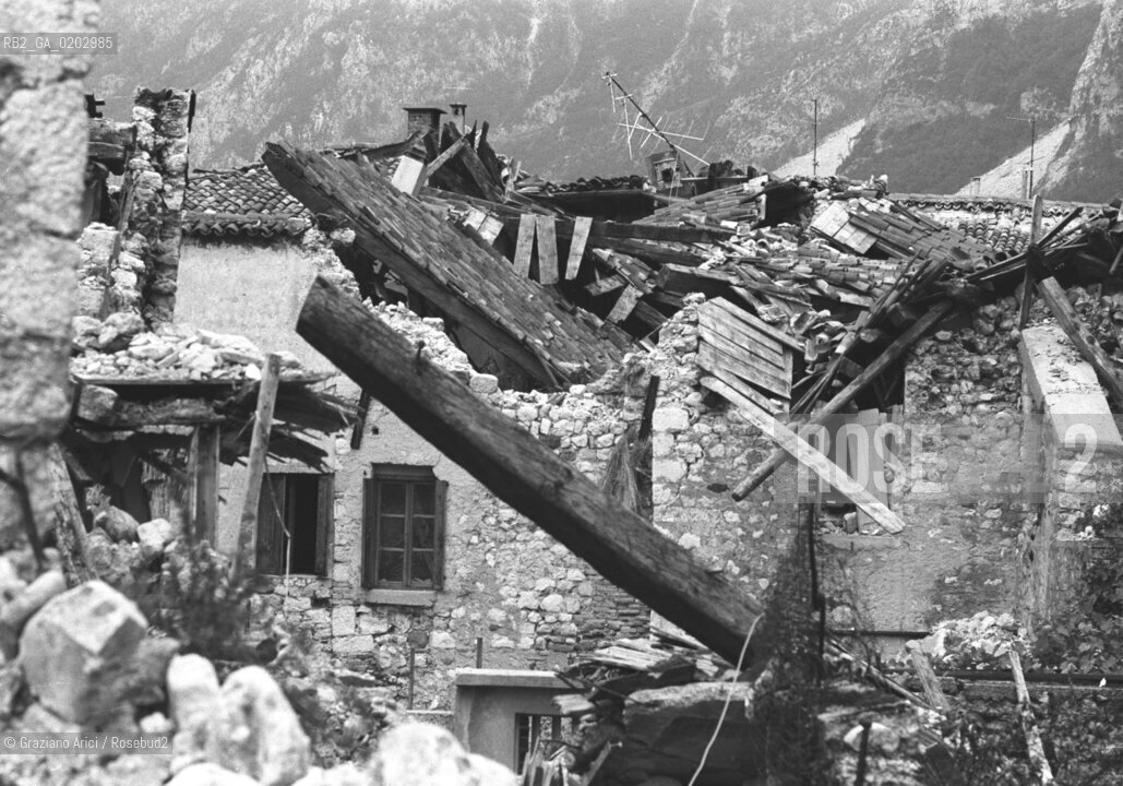 TARCENTO 1976 CASA DISTRUTTA DOPO IL TERREMOTO NEL FRIULI © ARCHIVIO Graziano Arici/Rosebud2  TERREMOTO FRIULI VENEZIA GIULIA CATASTROFI AMBIENTALI CASE DISTRUTTE ROVINE MACERIE