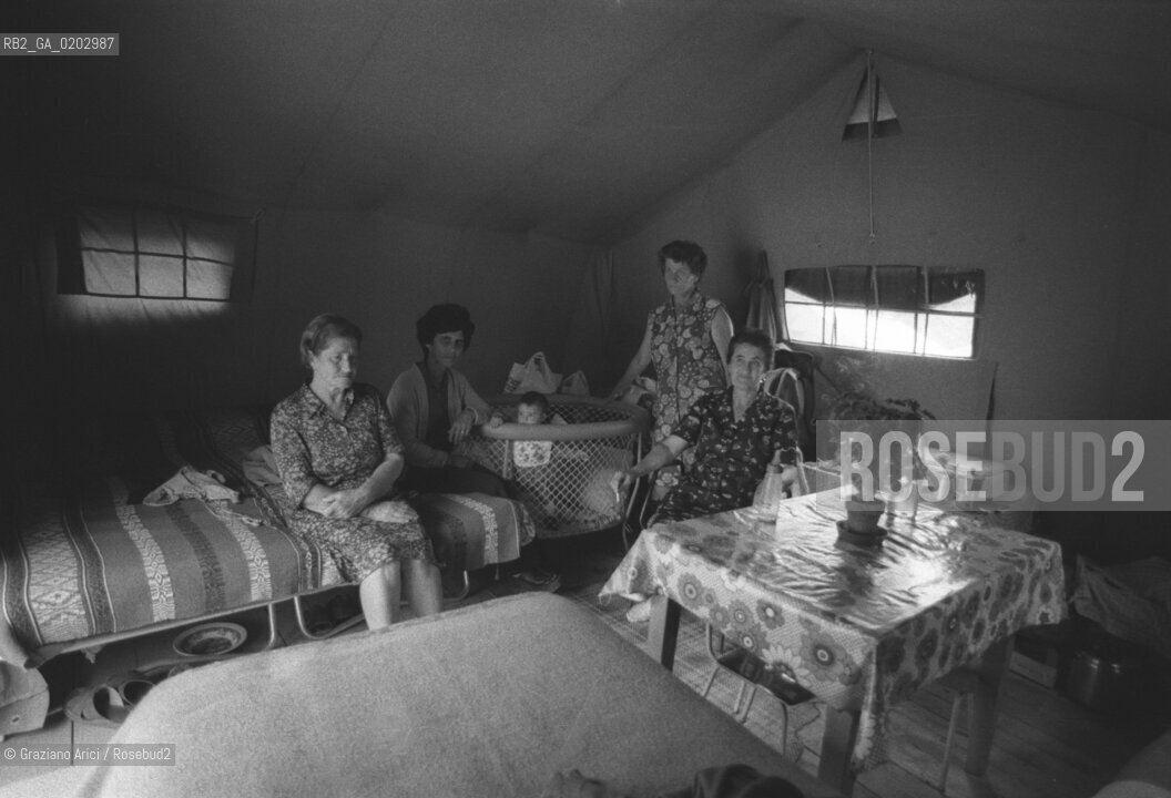 TARCENTO 1976 DONNE NELLA TENDOPOLI DEGLI SFOLLATI DOPO IL TERREMOTO NEL FRIULI ©ARCHIVIO Graziano Arici/Rosebud2 TERREMOTO FRIULI VENEZIA GIULIA TENDOPOLI SFOLLATI DONNE
