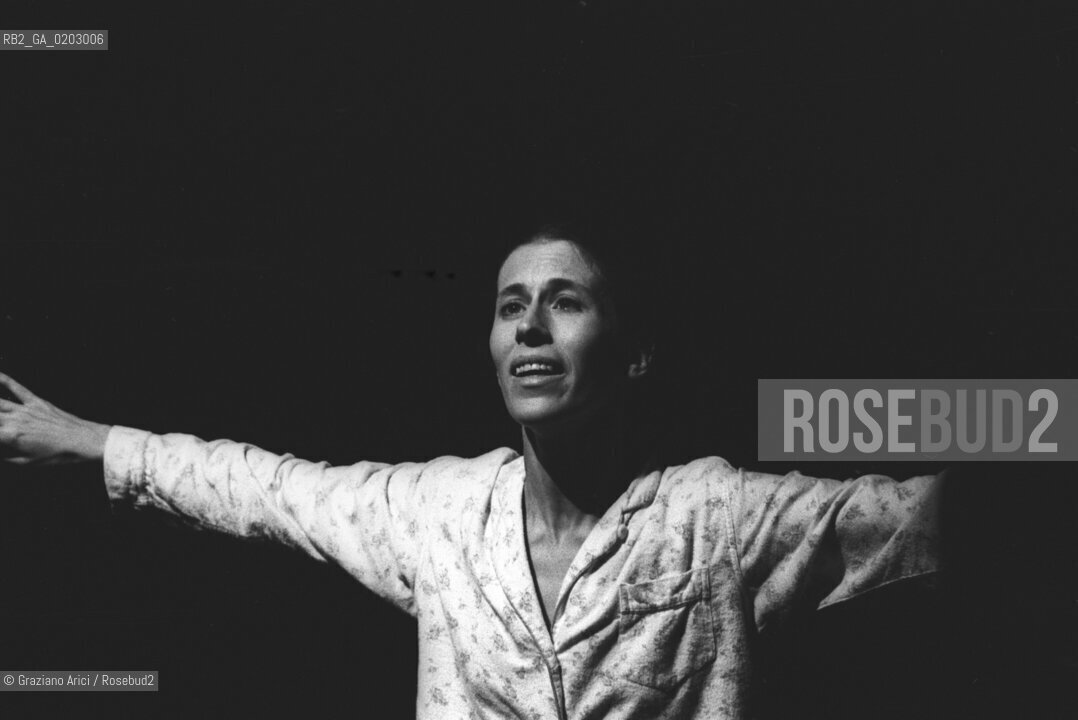 VENEZIA 1976 MEREDITH MONK IN SCENA ©ARCHIVIO Graziano Arici/Rosebud2 XXXVII BIENNALE TEATRO SPETTACOLO QUARRY ATTRICE COREOGRAFA MEREDITH MONK EX CANTIERI NAVALI GIUDECCA