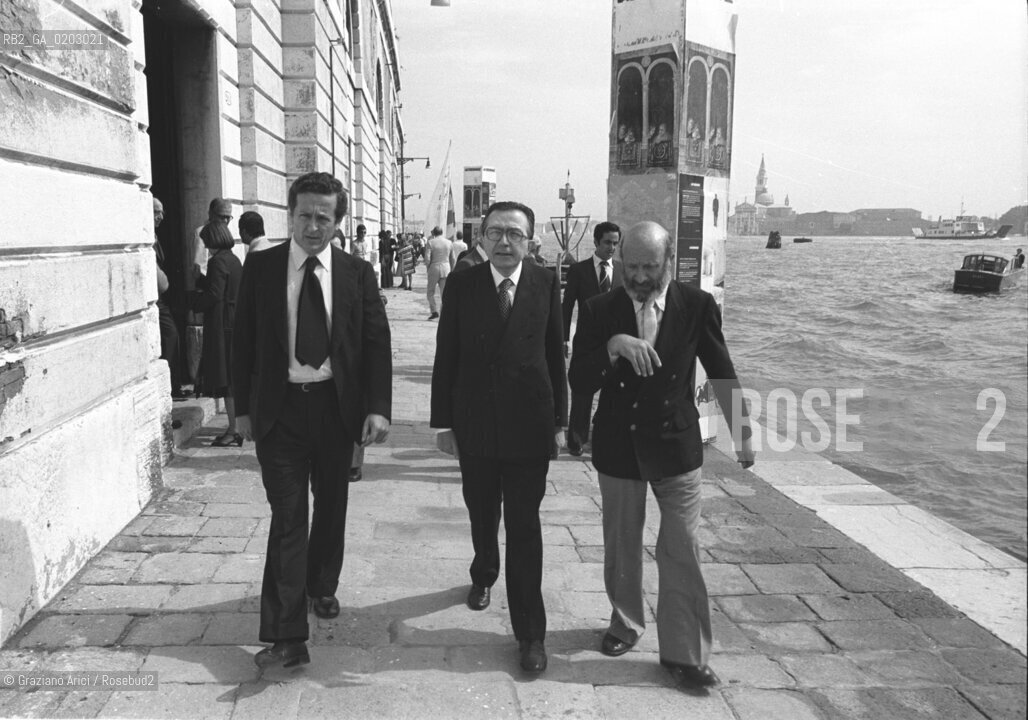 VENEZIA 1976 GIULIO ANDREOTTI VITTORIO GREGOTTI E CARLO RIPA DI MEANA © ARCHIVIO Graziano Arici/Rosebud2  PRESIDENTE CONSIGLIO GIULIO ANDREOTTI DIRETTORE CARLO RIPA DI MEANA VITTORIO GREGOTTI VISITA MAGAZZINI DEL SALE XXXVII BIENNALE ZATTERE