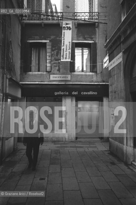 VENEZIA 1976 CARTELLO INDICATIVO DELLA BIENNALE © ARCHIVIO Graziano Arici/Rosebud2  XXXVII BIENNALE INDICAZIONI CARTELLO CALLE SIGNORE