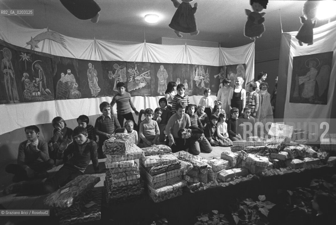 JESOLO 1976 BAMBINI TERREMOTATI DEL FRIULI © ARCHIVIO Graziano Arici/Rosebud2  TERRMOTO DEL FRIULI SFOLLATI JESOLO ACCOGLIENZA BAMBINI NATALE PRESEPE TENDONE REGALI