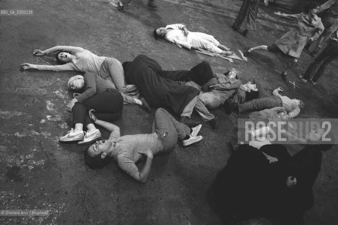 VENEZIA 1976 SPETTACOLO QUARRY © ARCHIVIO Graziano Arici/Rosebud2  XXXVII BIENNALE TEATRO SPETTACOLO QUARRY ATTRICE COREOGRAFA MEREDITH MONK EX CANTIERI NAVALI GIUDECCA