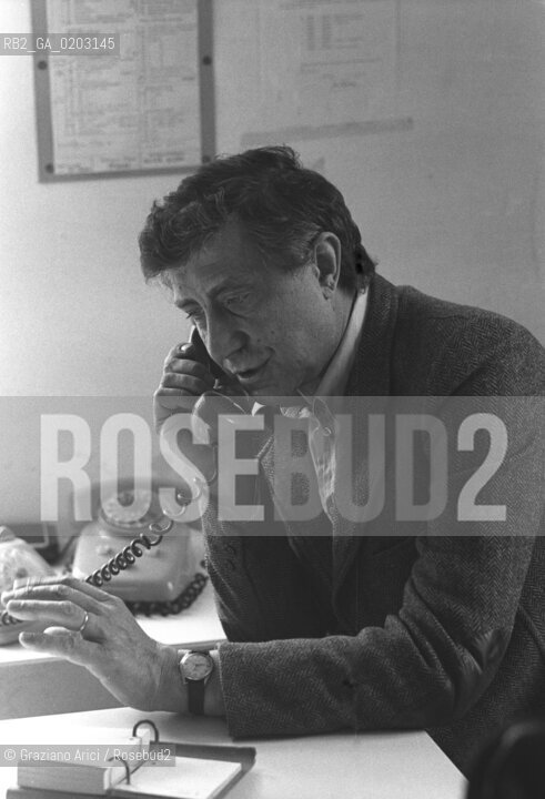 TRIESTE 1977 FRANCO BASAGLIA CHE PARLA AL TELEFONO © ARCHIVIO Graziano Arici/Rosebud2  PSICHIATRA FRANCO BASAGLIA MANICOMI CHIUSURA OSPEDALE PSICHIATRICO PROVINCIALE TRIESTE