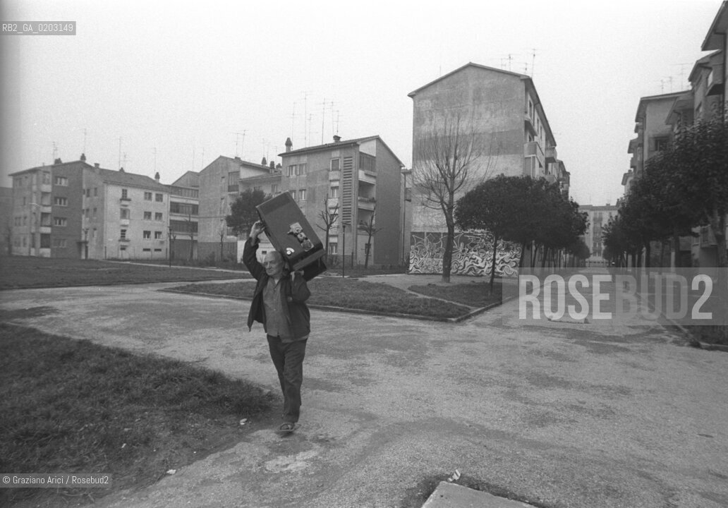 VENEZIA 1977 MURALES SUI PALAZZI © ARCHIVIO Graziano Arici/Rosebud2  MURALES DISEGNI SUI MURI PALAZZI UOMO CHE CAMMINA SACCA FISOLA VENEZIA