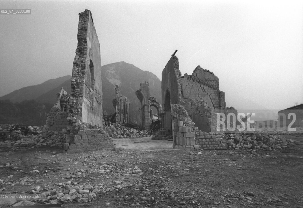 GEMONA 1977 MACERIE E ROVINE DOPO IL TERREMOTO © ARCHIVIO Graziano Arici/Rosebud2  ROVINE RESTI TERREMOTO FRIULI MACERIE