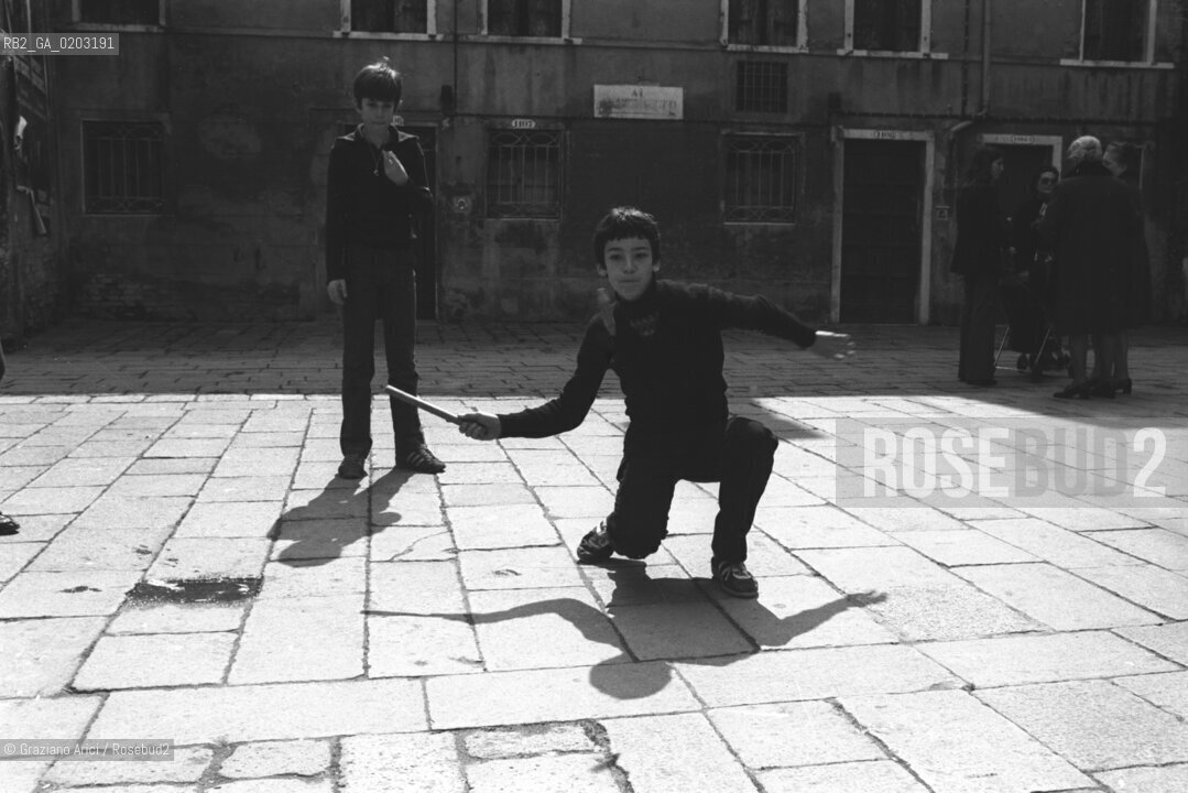 VENEZIA 1977 BAMBINI CHE GIOCANO CON MASSE E PINDOLO © ARCHIVIO Graziano Arici/Rosebud2  GIOCHI BAMBINI MASSE E PINDOLO CAMPO