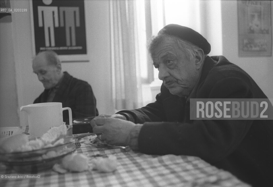 TRIESTE 1977 PAZIENTI DELLOSPEDALE PSICHIATRICO TRIESTE A PRANZO © ARCHIVIO Graziano Arici/Rosebud2  OSPEDALE PROVINCIALE PSICHIATRICO TRIESTE PSICHIATRA FRANCO BASAGLIA