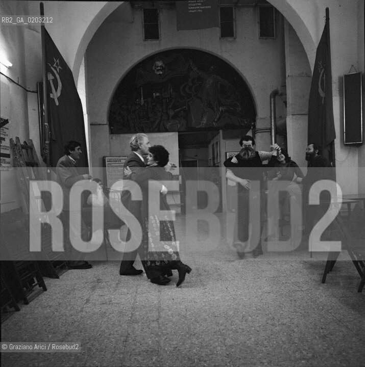 VENEZIA 1977 BALLO LEZIONI SEZIONE PCI © ARCHIVIO Graziano Arici/Rosebud2  COMUNISTI ITALIANI VENEZIA FOTO DI GRUPPO