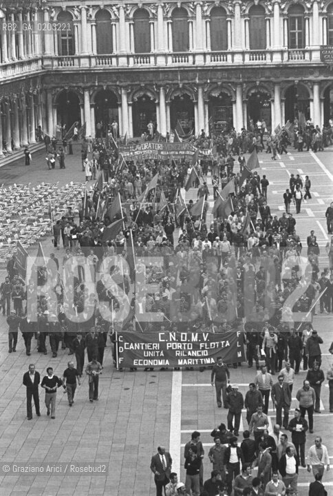 VENEZIA 1977 MANIFESTAZIONE PROTESTA METALMECCANICI © ARCHIVIO Graziano Arici/Rosebud2  PIAZZA SAN MARCO FOLLA PROTESTANTI STRISCIONI CANTIERI PORTO FLOTTA RILANCIO ECONIMIA MARITTIMA CANTIERI NAVALI