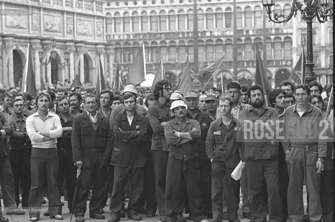 VENEZIA 1977 MANIFESTAZIONE PROTESTA METALMECCANICI © ARCHIVIO Graziano Arici/Rosebud2  PIAZZA SAN MARCO FOLLA PROTESTANTI STRISCIONI CANTIERI PORTO FLOTTA RILANCIO ECONIMIA MARITTIMA CANTIERI NAVALI