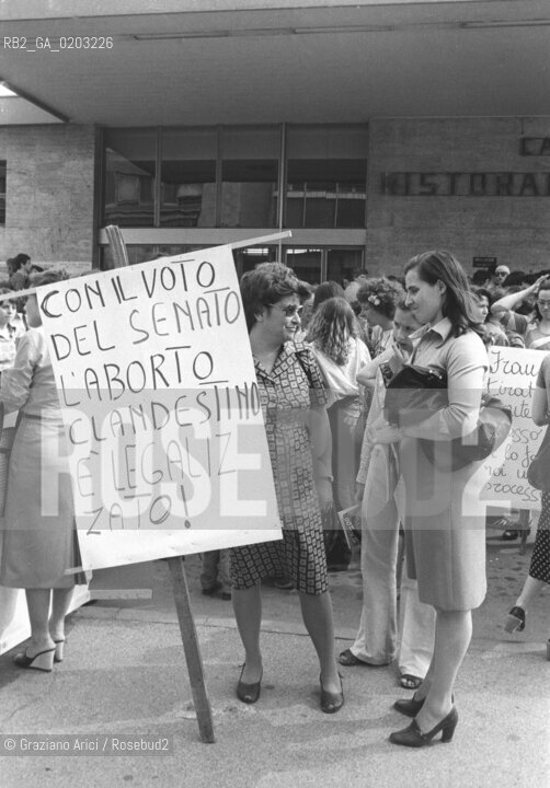 MESTRE 1977 MANIFESTAZIONE FEMMINISTE © ARCHIVIO Graziano Arici/Rosebud2   MANIFESTAZIONE DIRITTI DONNE ABORTO CORTEO STRISCIONI