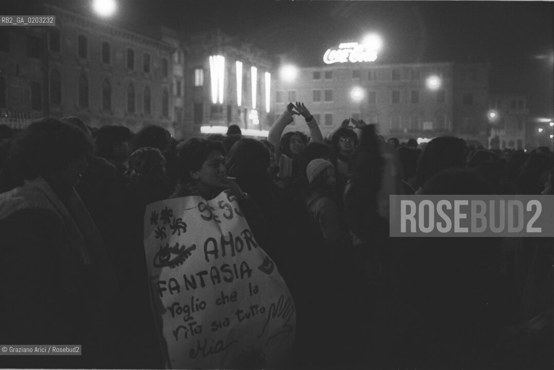 MESTRE 1977 MANIFESTAZIONE FEMMINISTE © ARCHIVIO Graziano Arici/Rosebud2   MANIFESTAZIONE DIRITTI DONNE ABORTO CORTEO STRISCIONI