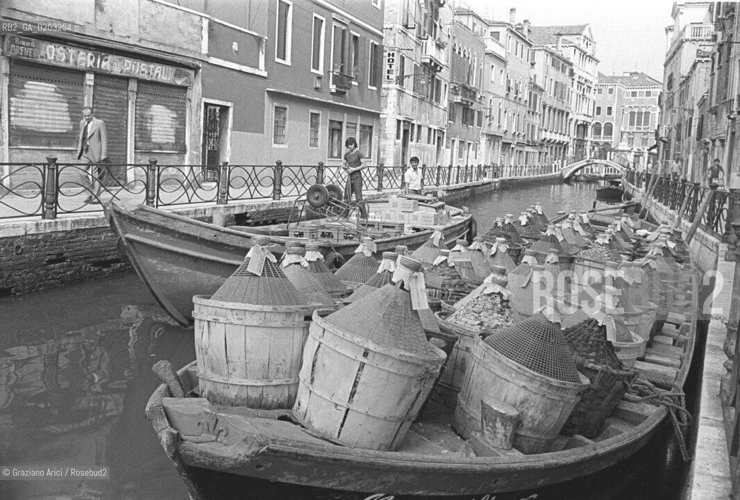 VENEZIA 1977 TRASPORTO DAMIGIANE DI VINO © ARCHIVIO Graziano Arici/Rosebud2  TRASPORTO DAMIGIANE VINO BARCONE CANALE