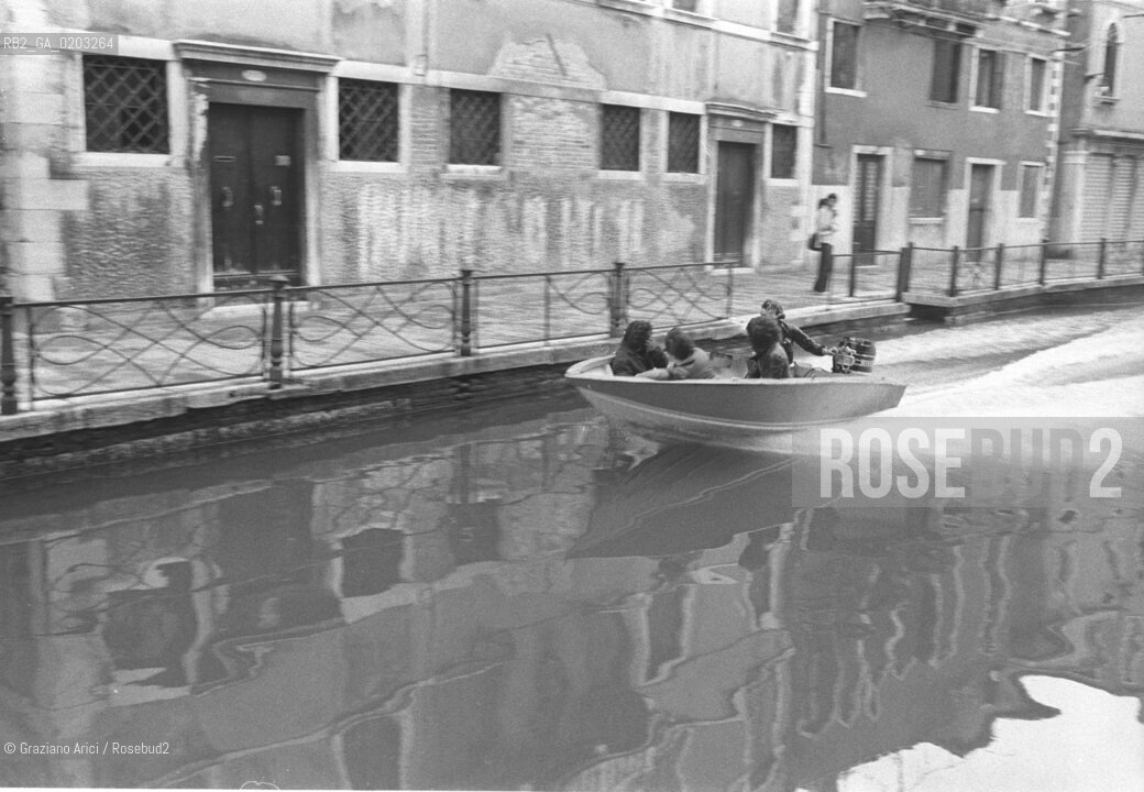 VENEZIA 1977 MOTOSCAFO IN CANALE © ARCHIVIO Graziano Arici/Rosebud2  MOTOSCAFO CANALE FONDAMENTA