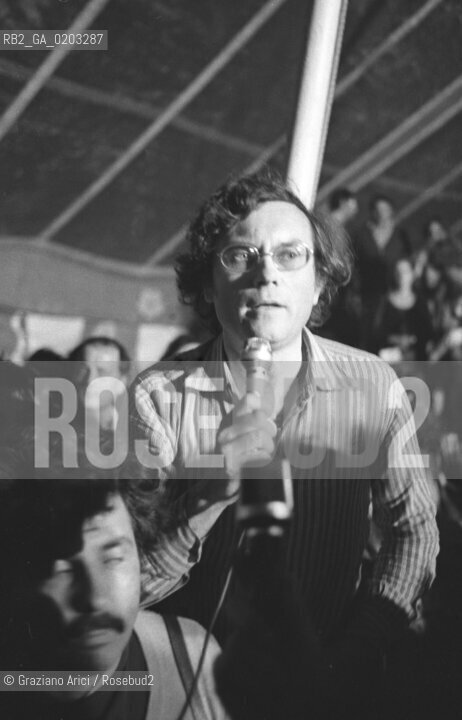 TRIESTE 1977 PRIMO PIANO PSICHIATRA © ARCHIVIO Graziano Arici/Rosebud2  RESEAU PSICHIATRI INCONTRO PSICHIATRIA FRANCO BASAGLIA PAZIENTI OSPEDALE PSICHIATRICO
