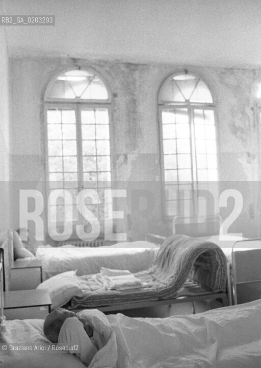 VENEZIA 1977 PAZIENTI NELLE STANZE DA LETTO DELLOSPEDALE  © ARCHIVIO Graziano Arici/Rosebud2  OSPEDALE PSICHIATRICO ISOLA SAN CLEMENTE MOSTRA TITO