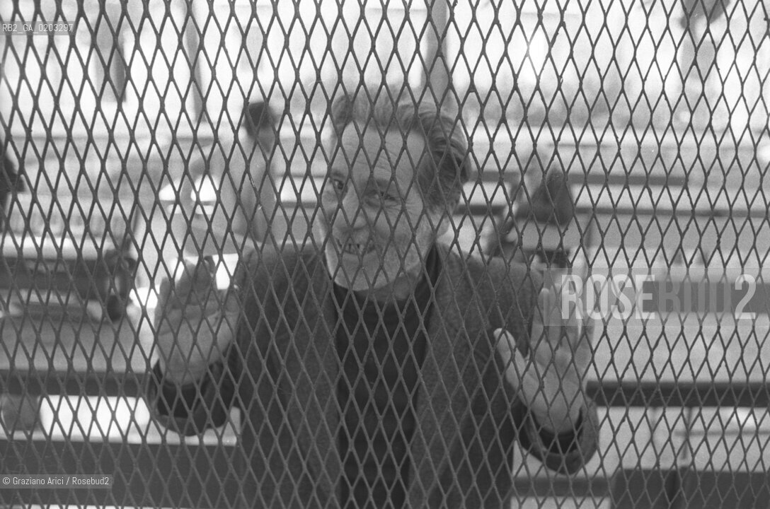 VENEZIA 1977 PAZIENTE OSPEDALE PSICHIATRICO DIETRO GRATA  © ARCHIVIO Graziano Arici/Rosebud2  OSPEDALE PSICHIATRICO ISOLA SAN CLEMENTE MOSTRA TITO