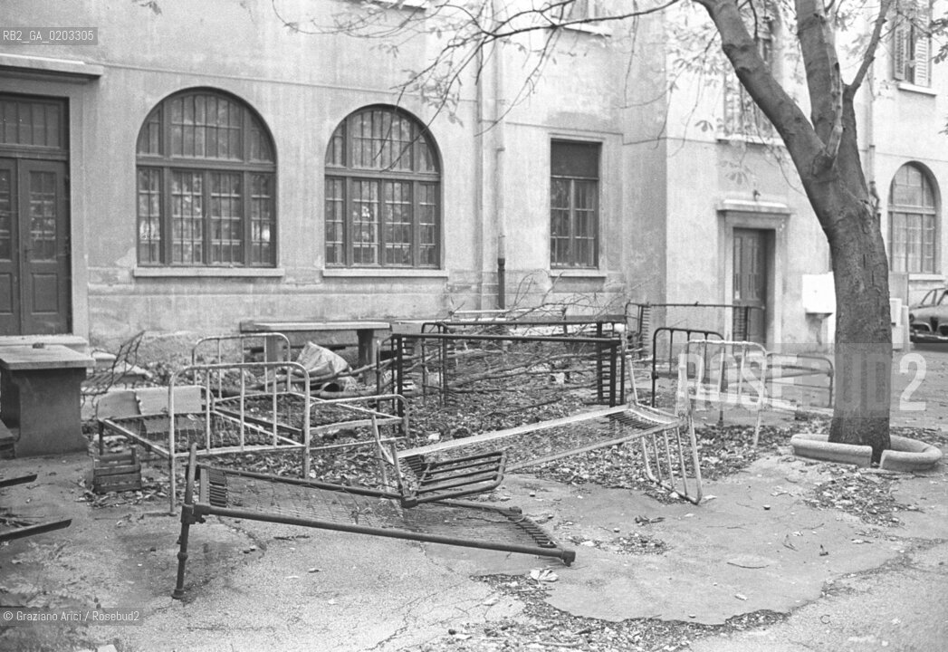 TRIESTE 1977 ESTERNI OSPEDALE PSICHIATRICO TRIESTE © ARCHIVIO Graziano Arici/Rosebud2  LETTI FERRI VECCHI GIARDINO OSPEDALE PSICHIATRICO TRIESTE FRANCO BASAGLIA