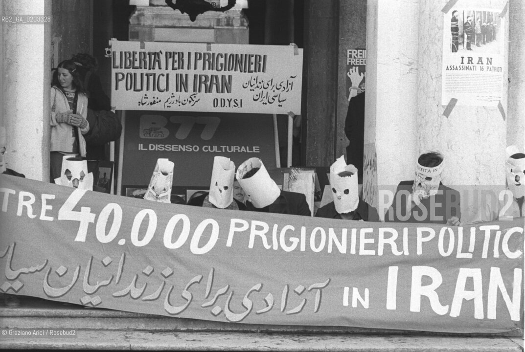 VENEZIA 1977 PROTESTA IRAN © ARCHIVIO Graziano Arici/Rosebud2  PROTESTA MANIFESTAZIONE LIBERAZIONE PRIGIONIERI POLITICI IRAN PIAZZA SAN MARCO LA BIENNALE ILDISSENSO CULTURALE