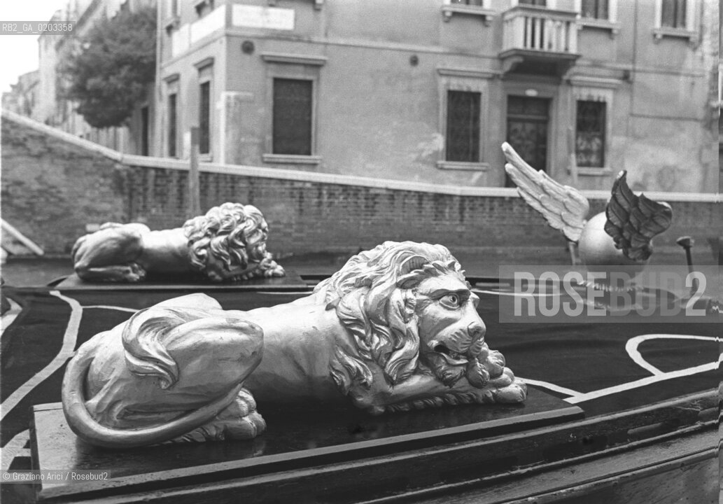 VENEZIA 1978 BARCA PORTA MORTI © ARCHIVIO Graziano Arici/Rosebud2  FONDAMENTA DELLA MISERICORDIA BARCA DEFUNTI DECORAZIONI LEONI