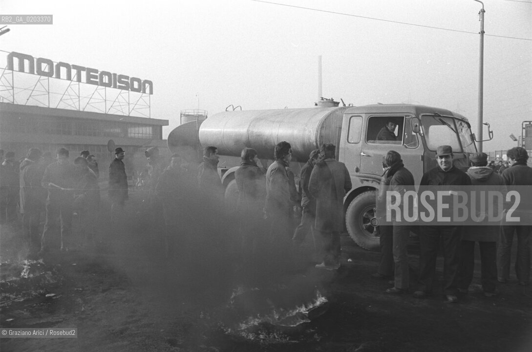 MARGHERA 1978 SCIOPERO MONTEDISON © ARCHIVIO Graziano Arici/Rosebud2  SCIOPERO OPERAI FABBRICA MONTEDISON MARGHER MANIFESTAZIONE FUMO MS