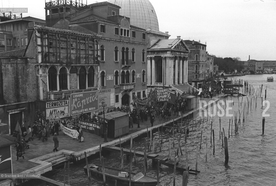 VENEZIA 1978 MANIFESTAZIONE PCI DONNE © ARCHIVIO Graziano Arici/Rosebud2  MANIFESTAZIONE DI PROTESTA FEMMINISTE PARTITO COMUNISTA ITALIANO EMANCIPAZIONE DONNE CORTEO