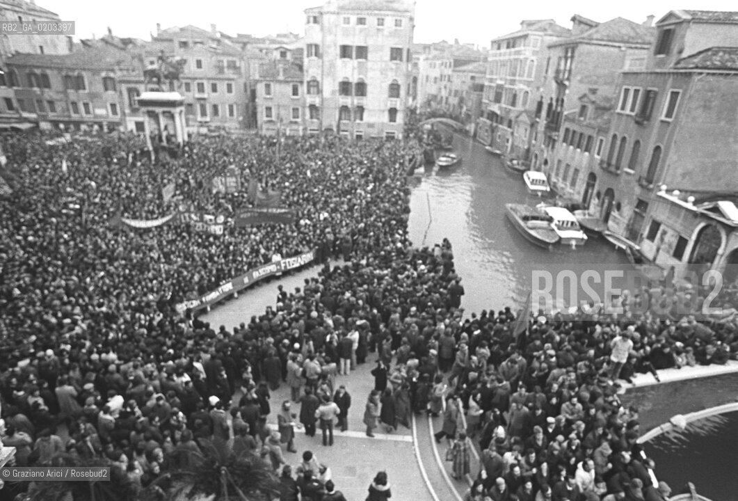 VENEZIA 1978 FUNERALE VITTIMA ATTENTATO © ARCHIVIO Graziano Arici/Rosebud2  BOMBA VENEZIA ATTENTATO GAZZETTINO VITTIMA FUNERALI SAN GIOVANNI E PAOLO FOLLA