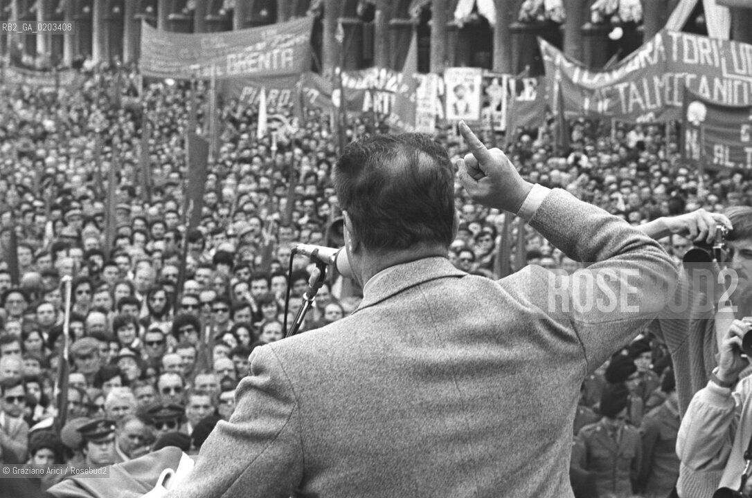 VENEZIA 1978 25 APRILE A SAN MARCO © ARCHIVIO Graziano Arici/Rosebud2  ANNIVERSARIO COSTITUZIONE REPUBBLICA PIAZZA SAN MARCO 30.000 PERSONE POLITICO LUCIANO LAMA CHE PARLA