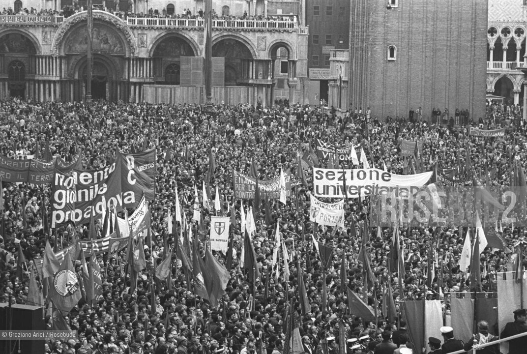 VENEZIA 1978 25 APRILE A SAN MARCO © ARCHIVIO Graziano Arici/Rosebud2  BANDIERE ANNIVERSARIO COSTITUZIONE REPUBBLICA PIAZZA SAN MARCO 30.000 PERSONE