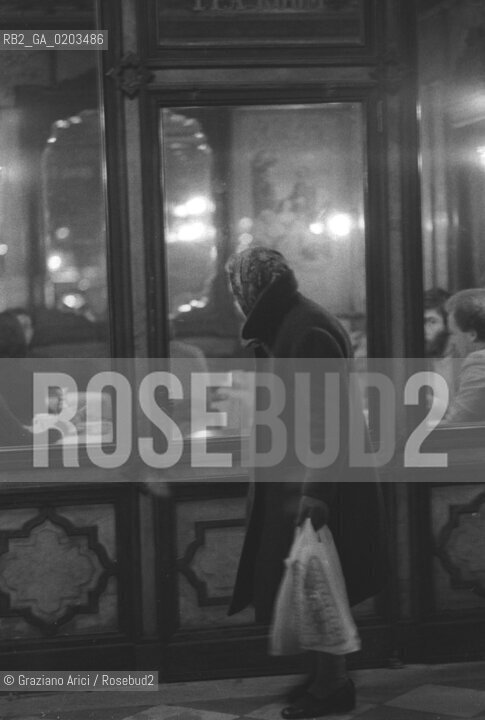 VENEZIA 1979 DONNA ANZIANA CHE GUARDA DENTRO AL CAFFE FLORIAN © ARCHIVIO Graziano Arici/Rosebud2  ANZIANA DIFFERENZE SOCIALI PIAZZA SAN MARCO CAFFE FLORIAN VISTO DA FUORI