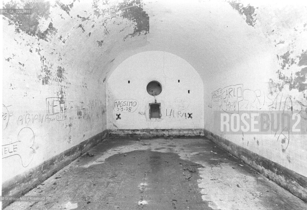 VENEZIA 1979 SANTO SPIRITO © ARCHIVIO Graziano Arici/Rosebud2  INTERNI EDIFICI  ISOLA SANTO SPIRITO ISOLE ABBANDONATE  MURI IMBRATTATI SCRITTE