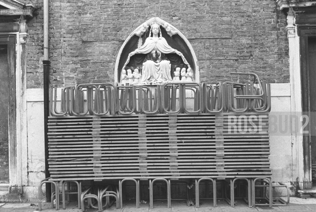 VENEZIA 1979 PASSERELLE PER LACQUA ALTA © ARCHIVIO Graziano Arici/Rosebud2  PASSERELLE PROBLEMI DISAGI VENEZIA ACQUA ALTA