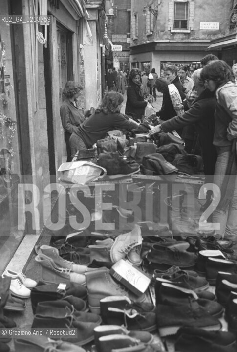 VENEZIA 1979 VENDITA SCARPE DOPO ACQUA ALTA © ARCHIVIO Graziano Arici/Rosebud2  ALTA MAREA CAMPO SAN STIN BAMBINI PROBLEMI DISAGI VENEZIA BANCERELLE  SCARPE