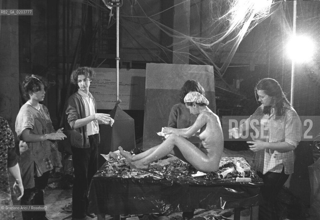 VENEZIA 1980 ALLESTIMENTO PER BIENNALE TEATRO CON DONATO SARTORI © ARCHIVIO Graziano Arici/Rosebud2  BIENNALE 80 TEATRO PERFORMANCE ALLESTIMENTO MASCHERE CALCHI CORPI NUDI CARNEVALE TEATRINO PALAZZO GRASSI