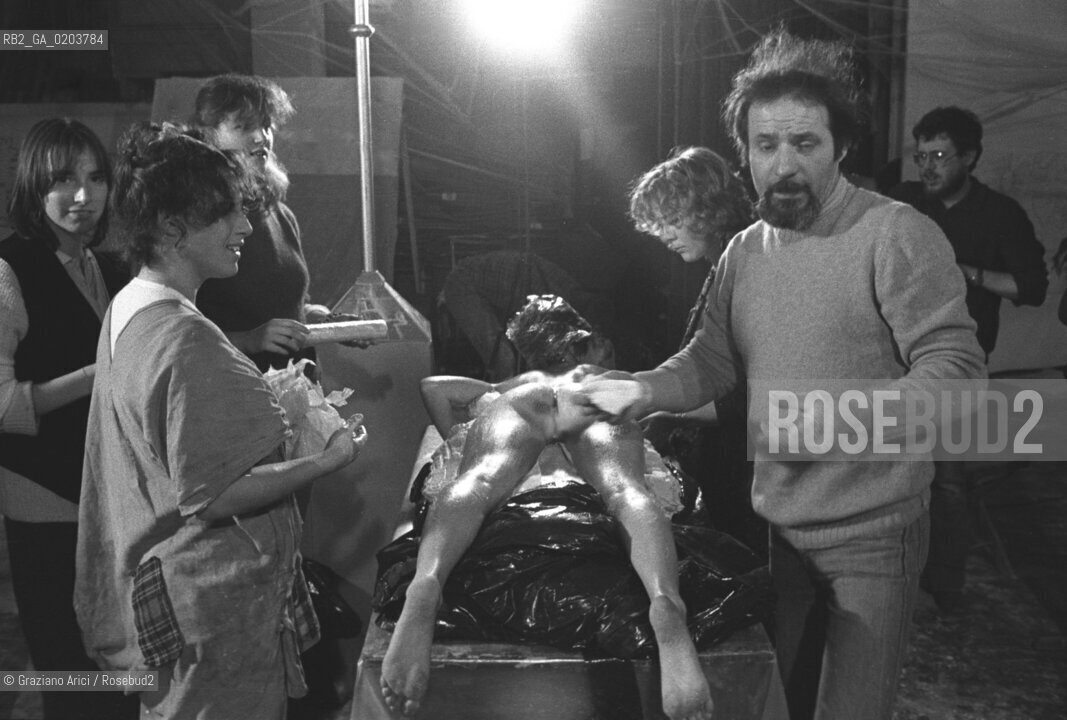 VENEZIA 1980 BIENNALE TEATRO CON DONATO SARTORI © ARCHIVIO Graziano Arici/Rosebud2  BIENNALE 80 TEATRO PERFORMANCE ALLESTIMENTO MASCHERE CALCHI CORPI NUDI CARNEVALE TEATRINO PALAZZO GRASSI