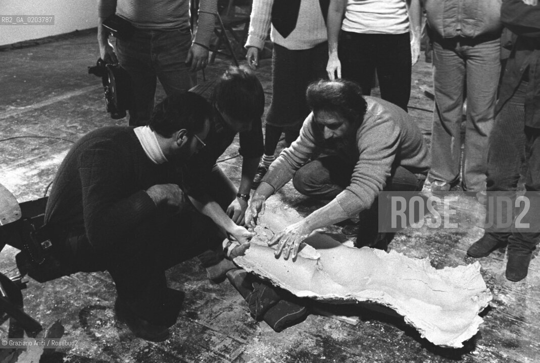 VENEZIA 1980 CALCO DEL CORPO PER BIENNALE TEATRO CON DONATO SARTORI © ARCHIVIO Graziano Arici/Rosebud2  BIENNALE 80 TEATRO PERFORMANCE ALLESTIMENTO MASCHERE CALCHI CORPI NUDI CARNEVALE TEATRINO PALAZZO GRASSI