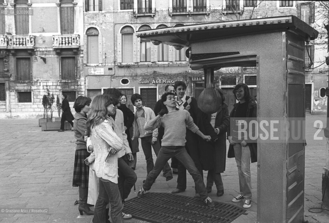VENEZIA 1977 RAGAZZI CHE GIOCANO SULLA GIOSTRA DEI PUGNI © ARCHIVIO Graziano Arici/Rosebud2  GIOSTRE VENEZIA CAMPO SAN POLO RAGAZZI GIOCHI