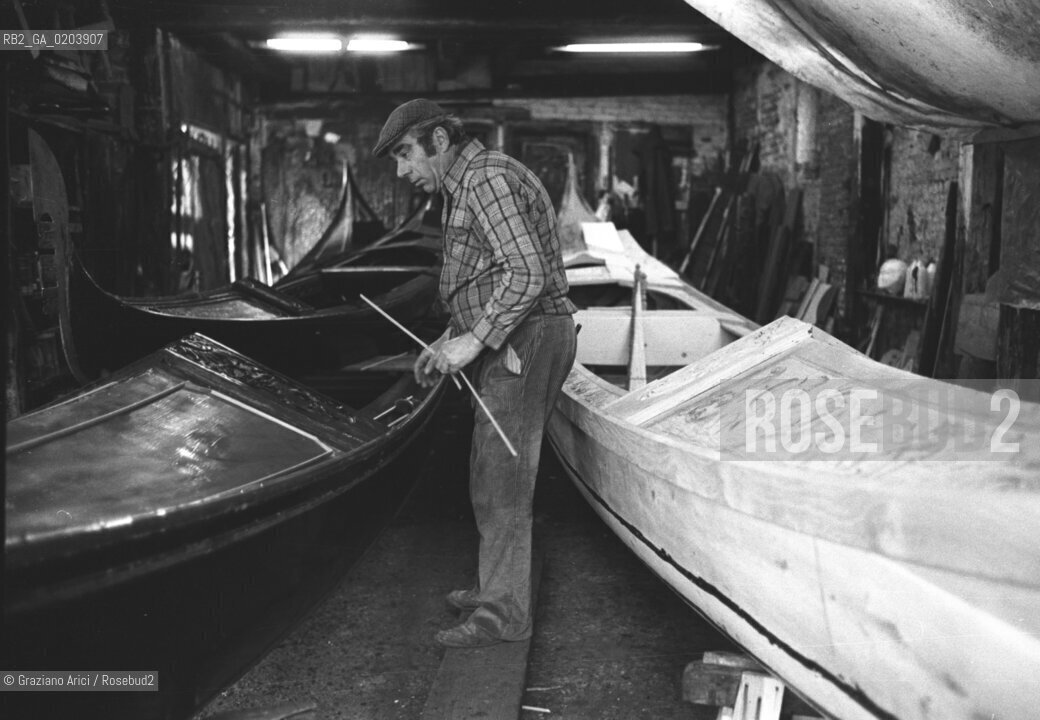 VENEZIA 1977 COSTRUZIONE GONDOLE © ARCHIVIO Graziano Arici/Rosebud2  SQUERO GONDOLE LABORATORIO COSTRUZIONE GONDOLE