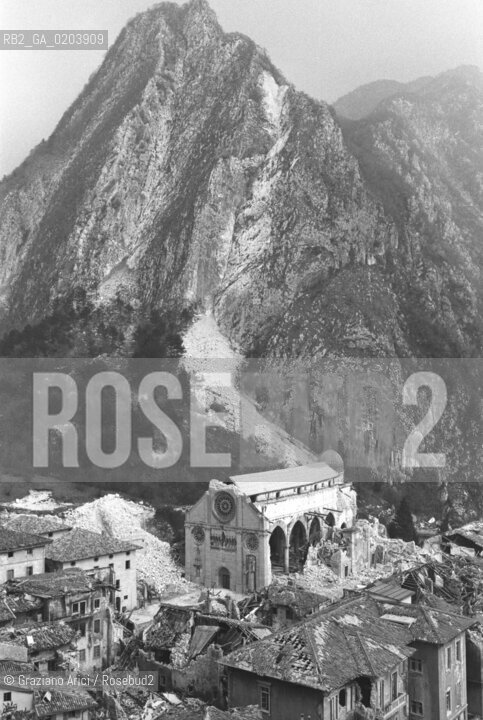 GEMONA 1977 CHIESA SAN GIOVANNI IN GEMONA VISTA DALLALTO © ARCHIVIO Graziano Arici/Rosebud2  MACERIE TERREMOTO FRIULI CHIESA ROVINE VEDUTA DALLALTO