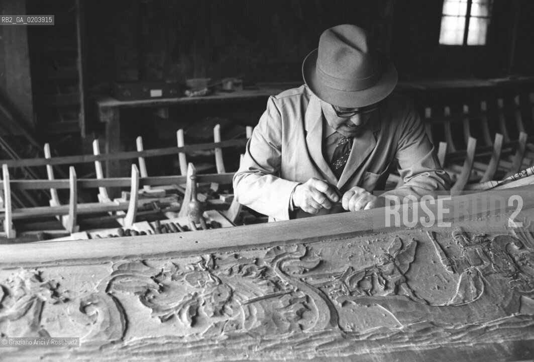 VENEZIA 1977 SQUERO DI SAN TROVASO © ARCHIVIO Graziano Arici/Rosebud2  SQUERO SAN TROVASO ARTIGIANO LAVORI DI INCISIONE GONDOLE VENEZIA