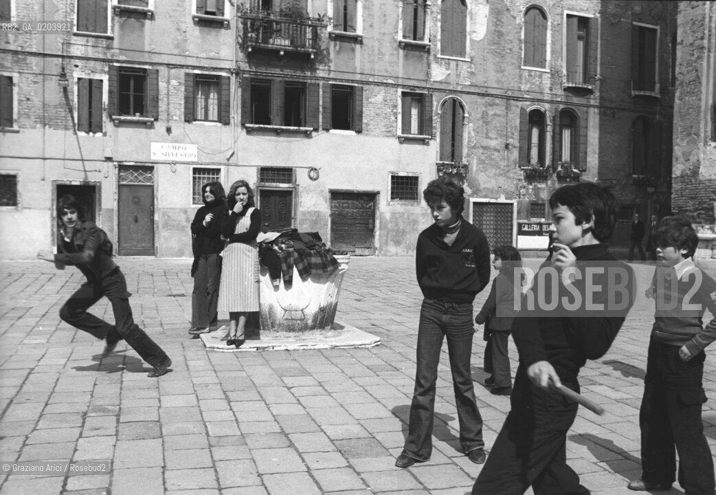 VENEZIA 1977 BAMBINI CHE GIOCANO IN CAMPO © ARCHIVIO Graziano Arici/Rosebud2  CAMPO SAN SILVESTRO VENEZIA BAMBINI GIOCHI
