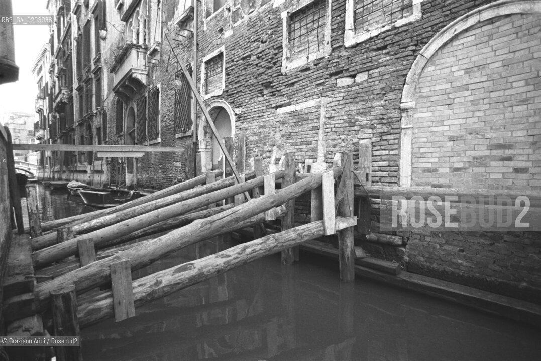 VENEZIA 1977 TRAVI DI SOSTEGNO A CASA VENEZIANA © ARCHIVIO Graziano Arici/Rosebud2  DEGRADO CITTA VENEZIA TRAVI LAVORI RIPARAZIONE