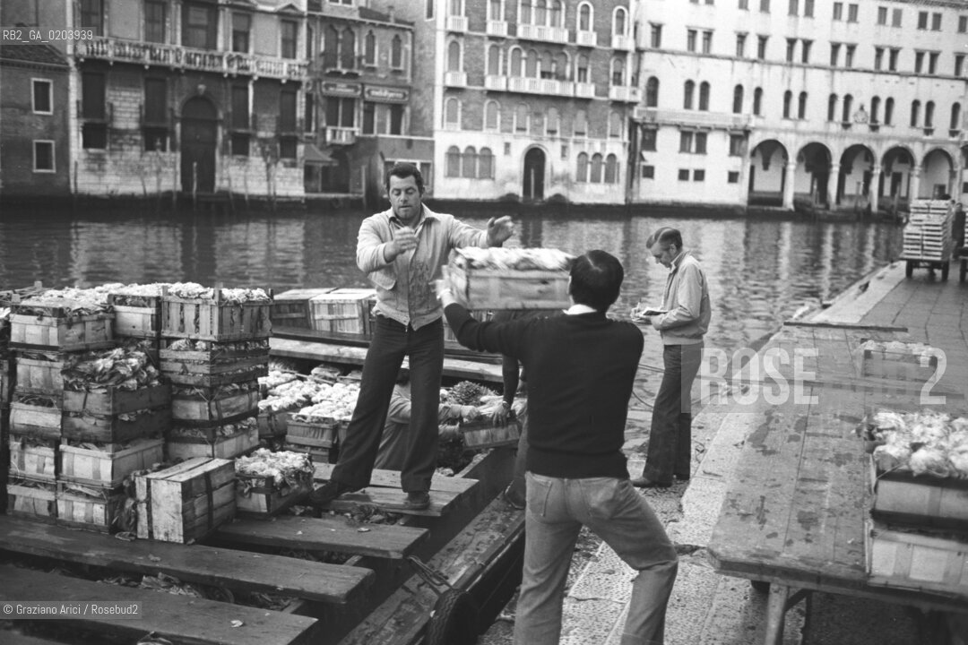 VENEZIA 1977 LAVORATORI CHE SCARICANO CASSE DI VERDURA © ARCHIVIO Graziano Arici/Rosebud2  EX MERCATO ORTOFRUTTICOLO RIALTO BARCA CASSETTE VERDURA LAVORATORI